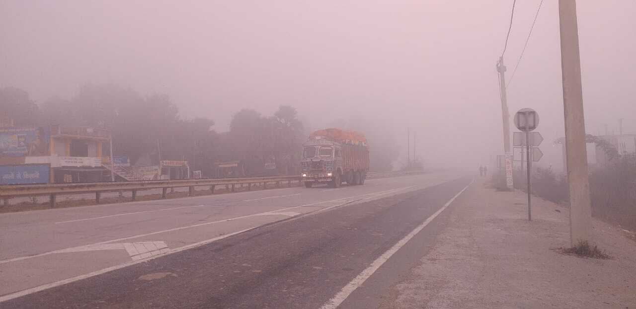 अकबरपुर में कुहासा व कड़ाके की ठंड से जनजीवन प्रभावित