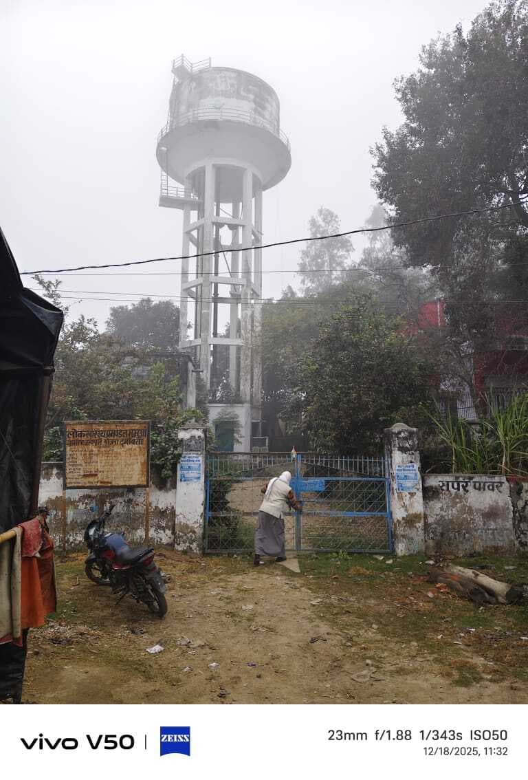 नाले के पास लीक पाइपलाइन से सप्लाइ हो रहा गंदा पानी, पेयजल संकट गहराया