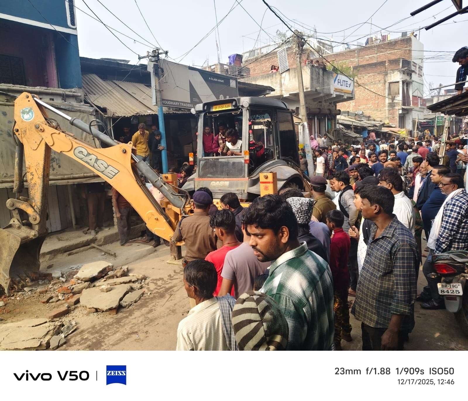 अतिक्रमण हटाने को लेकर दूसरे दिन भी चला बुलडोजर, हैसियत देख कार्रवाई करने का लगाया आरोप