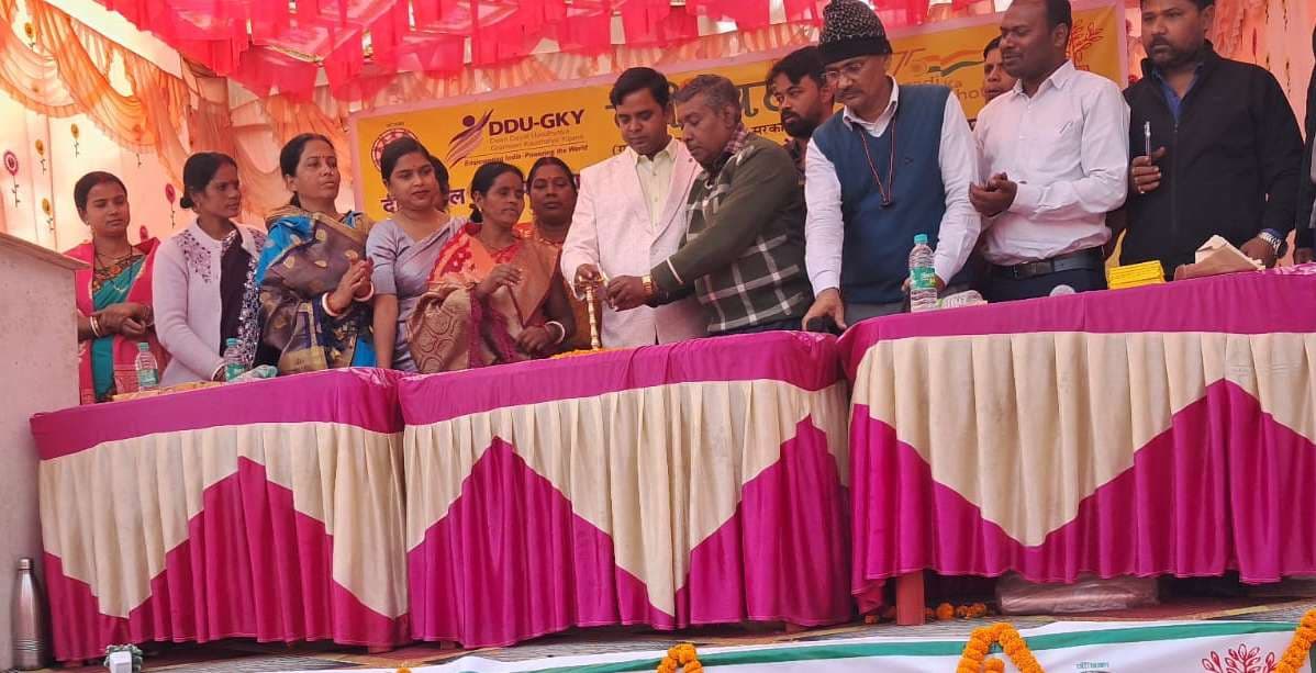 रोजगार मेला में 976 लोगों ने कराया निबंधन, 74 अभ्यर्थियों को मिला ऑफर लेटर