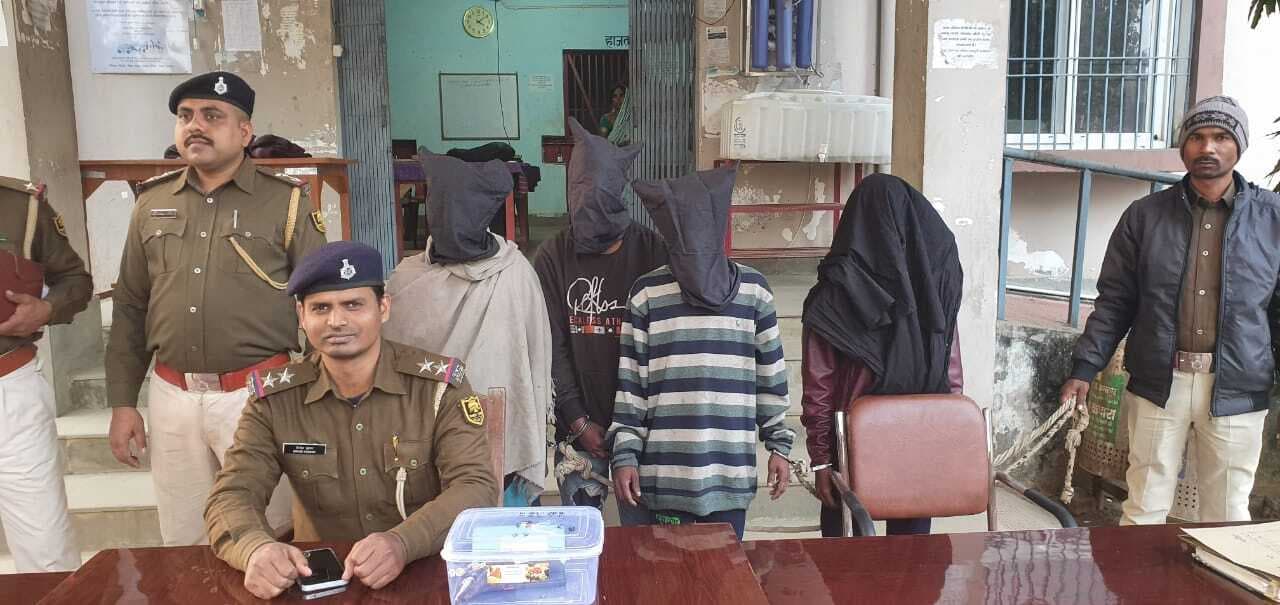 कट्टा व कारतूस के साथ चार युवक गिरफ्तार