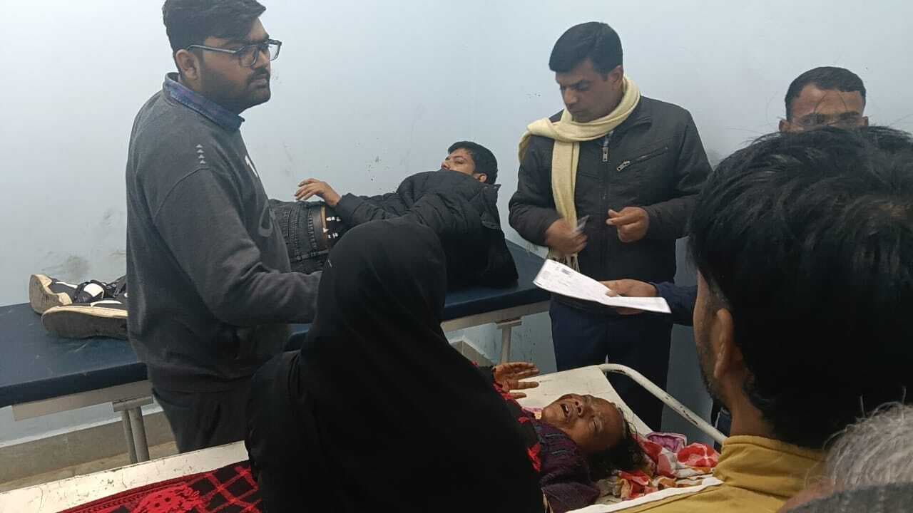 बंजारी रोड पर डिवाइडर से टकरायी अनियंत्रित कार, तीन लोग घायल