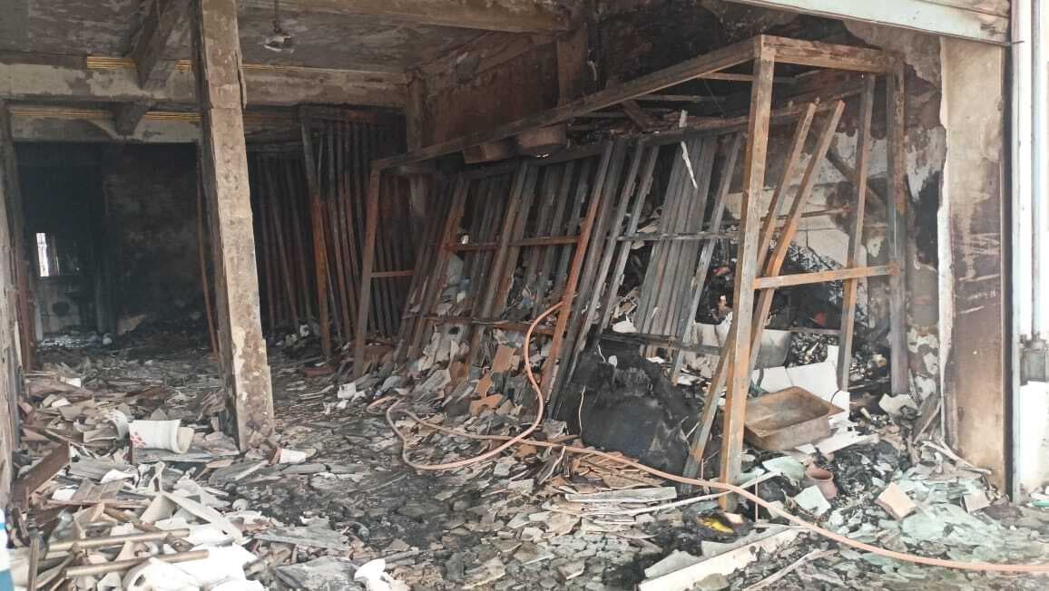 दिघवा दुबौली में हार्डवेयर दुकान में लगी भीषण आग, नकद समेत लाखों की संपत्ति का नुकसान