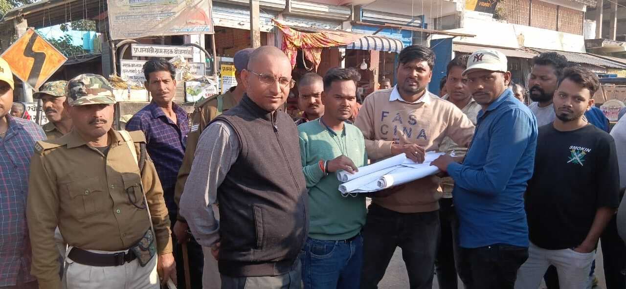 चोपड़ा बाजार में प्रशासन ने करायी सड़क की मापी