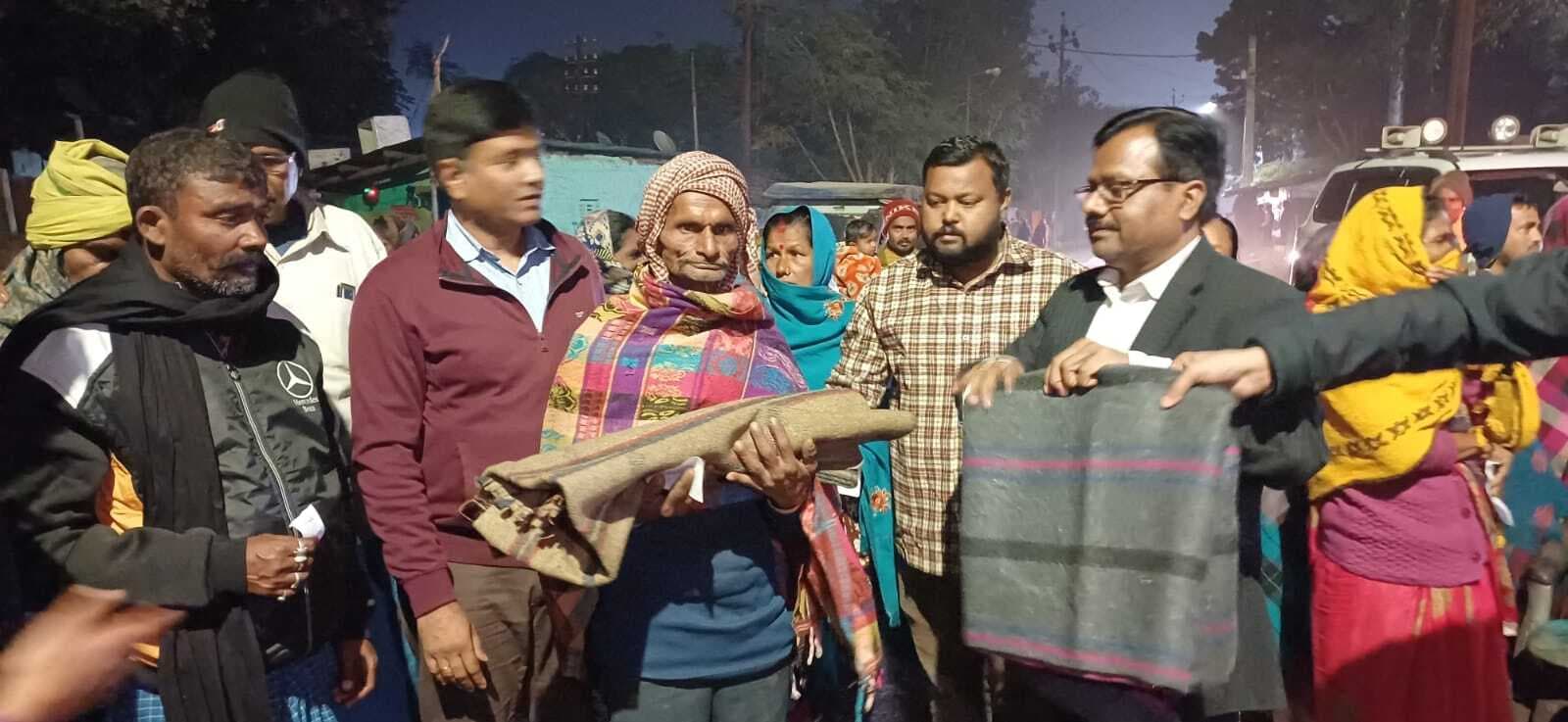 जिला प्रशासन ने शुरू किया कंबल वितरण अभियान, 40 जरूरतमंदों को मिला सहारा