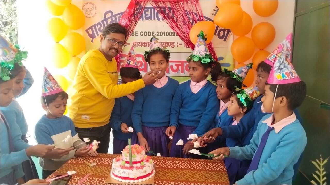 प्रावि हाथकाठी हिन्दी में 10 बच्चों का मना जन्मोत्सव