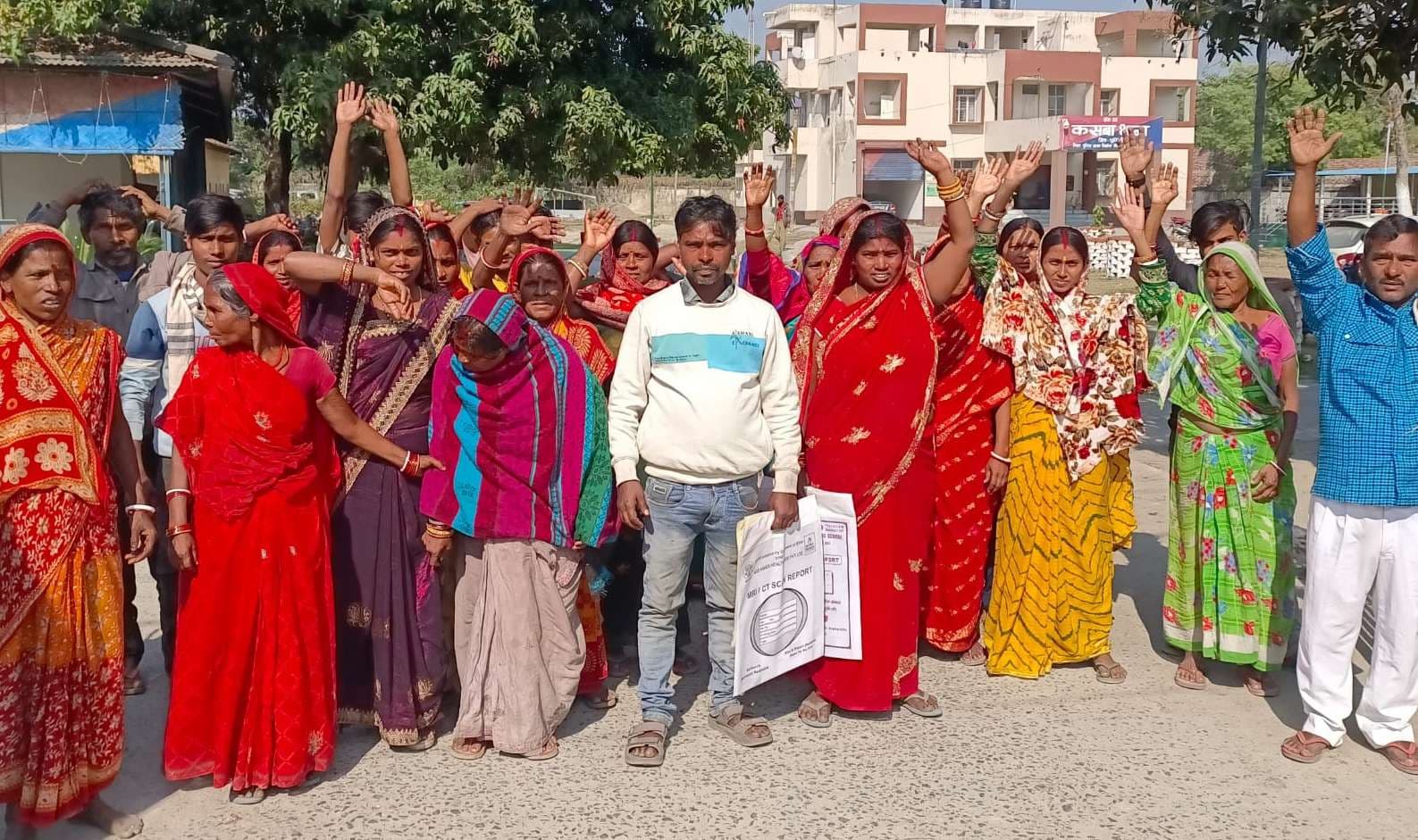 नामजद अभियुक्तों की गिरफ्तारी की मांग को लेकर थाना पहुंचे लोग, एसडीपीओ ने दिया भरोसा