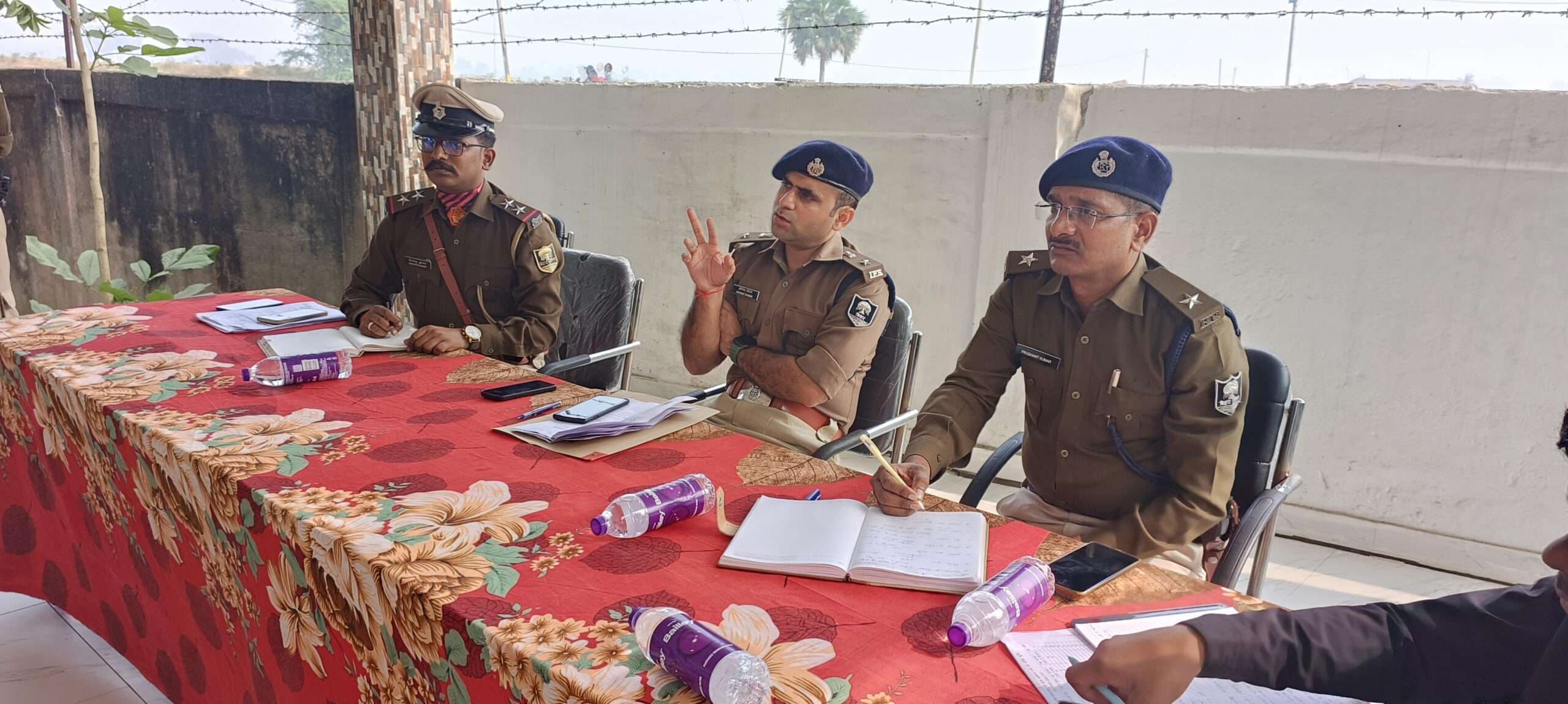 धमौल थाने पहुंचकर एसपी ने किया जनसंवाद, कांडों के जल्द निष्पादन का दिया निर्देश