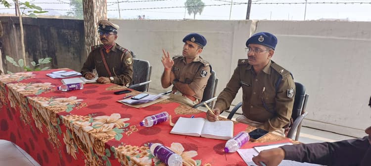 धमौल थाने पहुंचकर एसपी ने किया जनसंवाद, कांडों के जल्द निष्पादन का दिया निर्देश