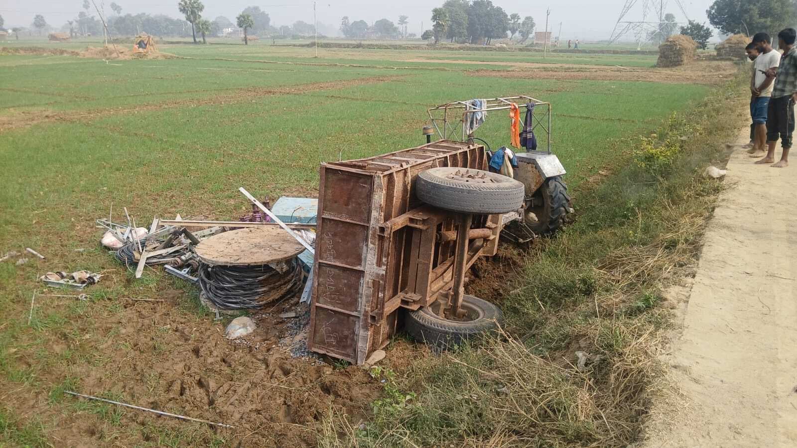 ट्रैक्टर पलटने से मजदूर की मौत, चार गंभीर रूप से घायल