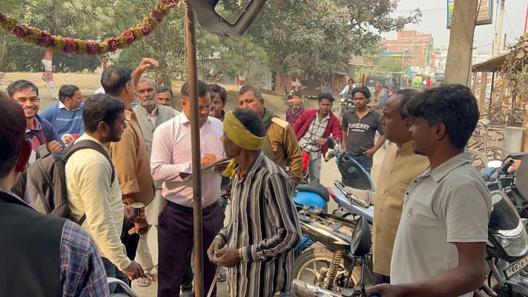 बथुआ बाजार में अतिक्रमण हटाने की हुई तैयारी, मापी अभियान तीसरे दिन भी जारी