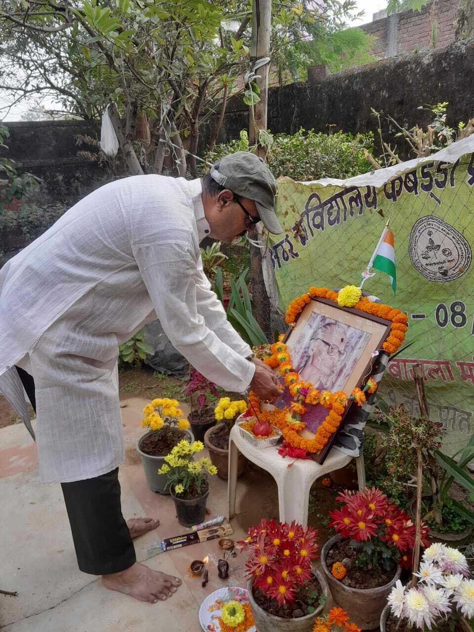 Deoghar News : स्वतंत्रता सेनानी श्रीधर दुबे की मनायी गयी पुण्यतिथि, बच्चों को कराया भोजन