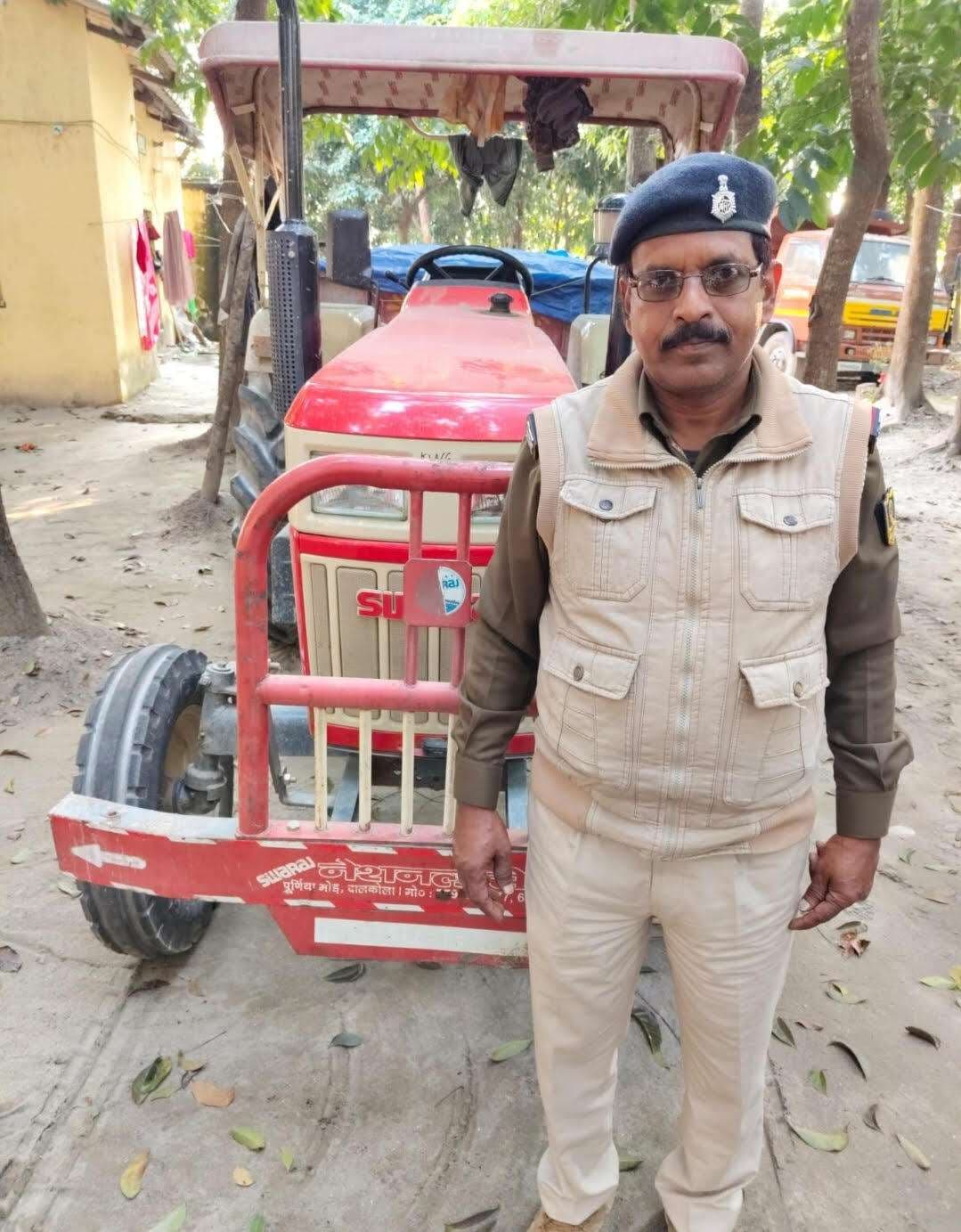 थानाध्यक्ष ने अवैध बालू लदे ट्रैक्टर को किया जब्त