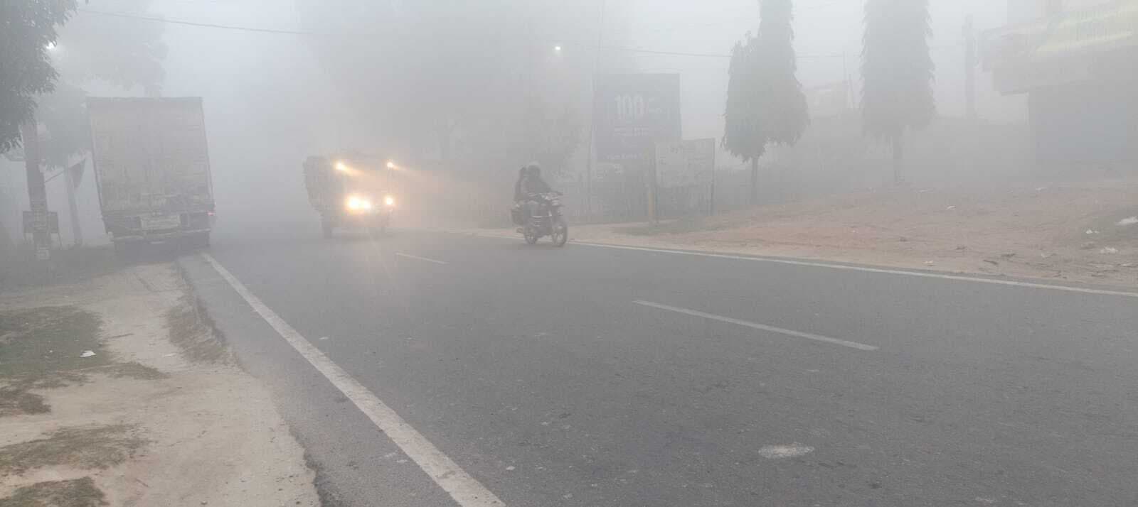 नौ बजे के बाद तक कोहरे से लिपटा रहा शहर, आवागमन में परेशानी