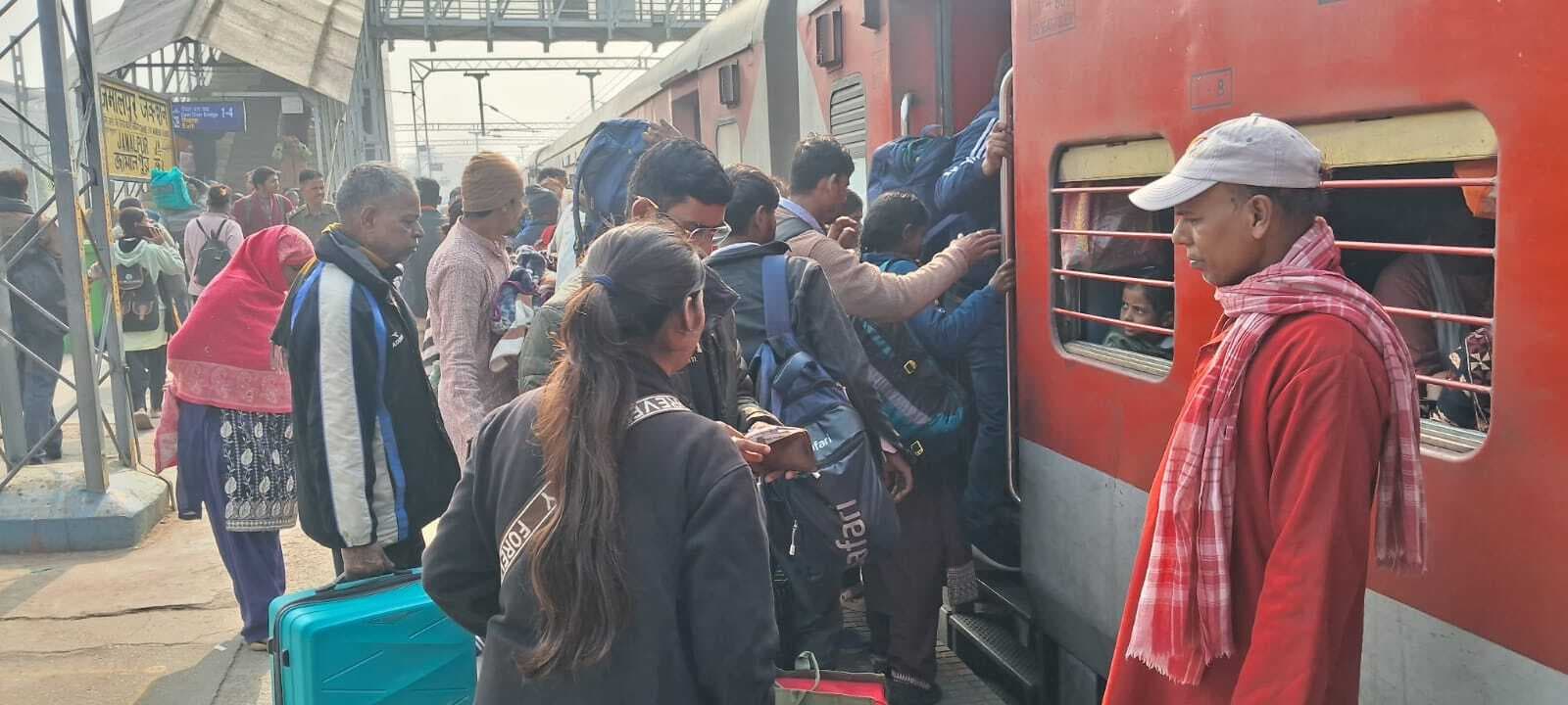 ठिठुरन वाली सर्दी में लंबी दूरी की ट्रेन के विलंब परिचालन से रेलयात्री परेशान