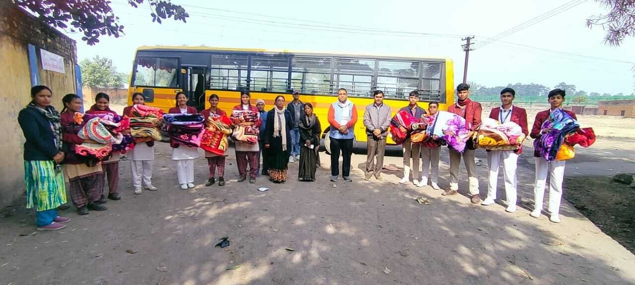 डीएवी खलारी ने किया जरूरतमंदों में कंबल व गर्म कपड़ों का वितरण