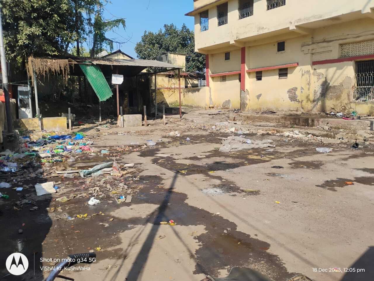 बरहरवा रेलवे स्टेशन स्थित पार्किंग क्षेत्र का हाल बेहाल, फैला है कूड़ा-कचरा, दुर्गंध से लोग परेशान