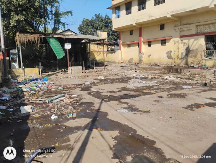 बरहरवा रेलवे स्टेशन स्थित पार्किंग क्षेत्र का हाल बेहाल, फैला है कूड़ा-कचरा, दुर्गंध से लोग परेशान