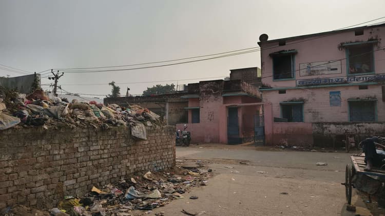 कन्या मध्य विद्यालय के सामने कचरे का अंबार, दुर्गंध से छात्राएं परेशान