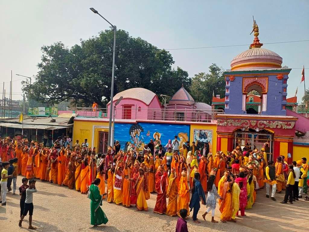 गायत्री महायज्ञ को लेकर निकाली गयी भव्य शोभायात्रा