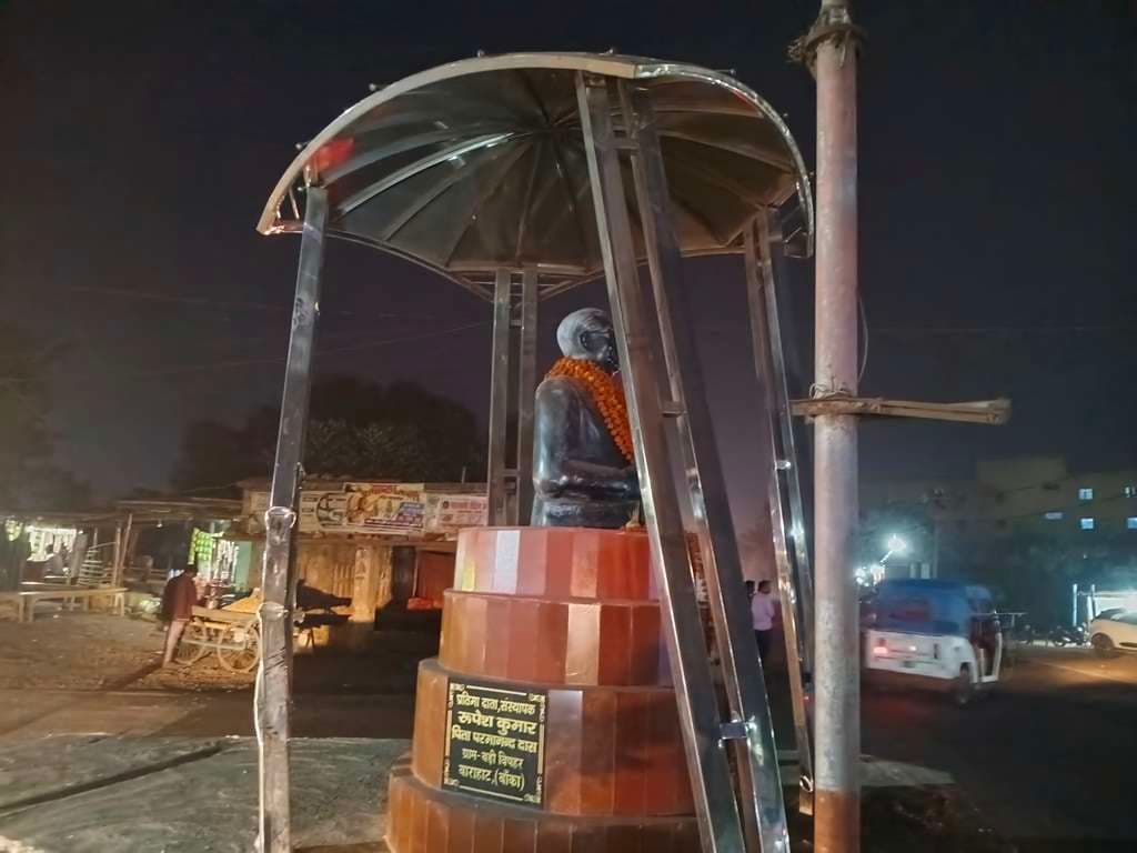 भेड़ा मोड़ में स्थित डॉ आंबेडकर की प्रतिमा क्षतिग्रस्त