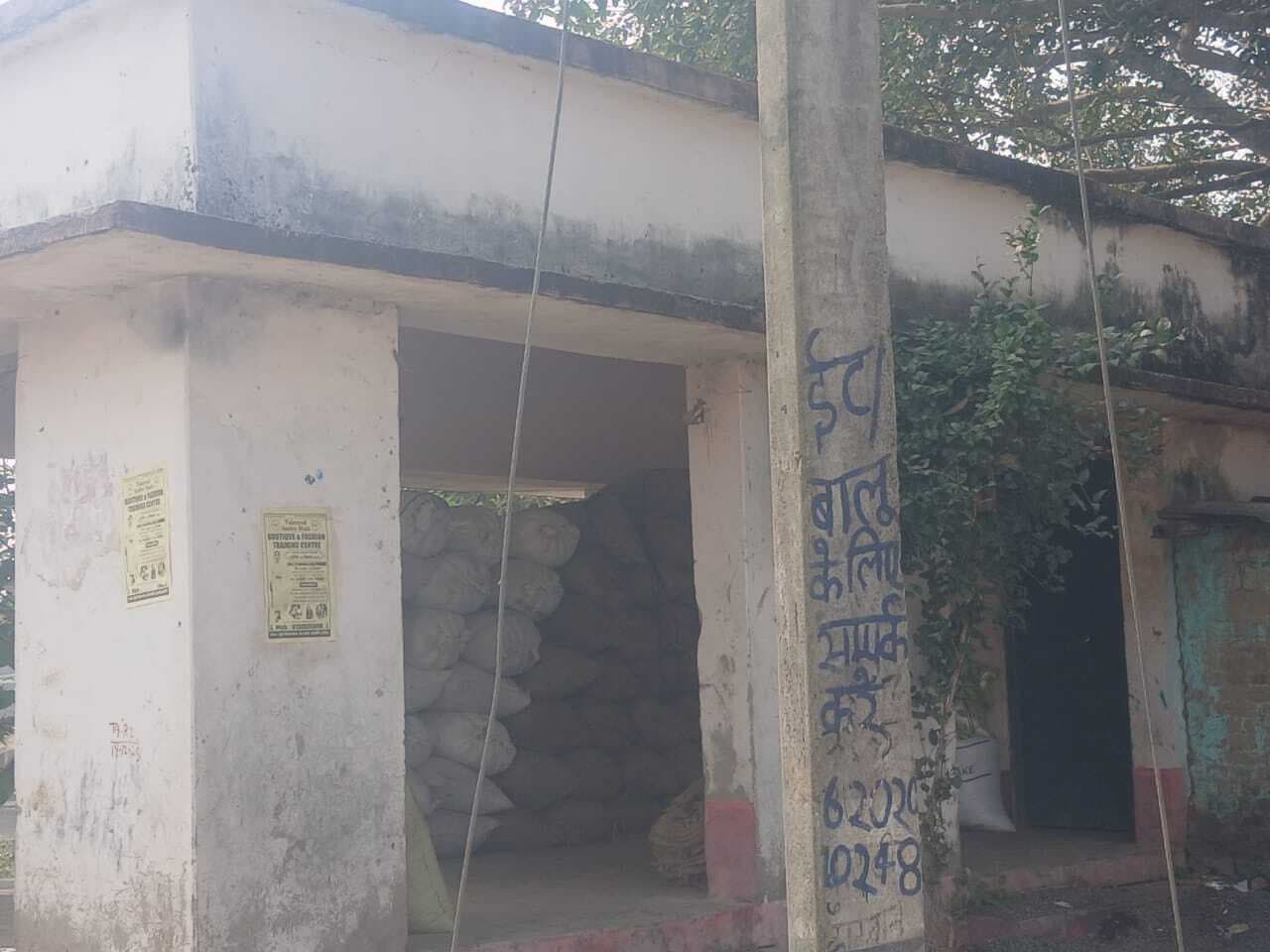 रजौन बांध के यात्री शेड पर दबंगों का कब्जा
