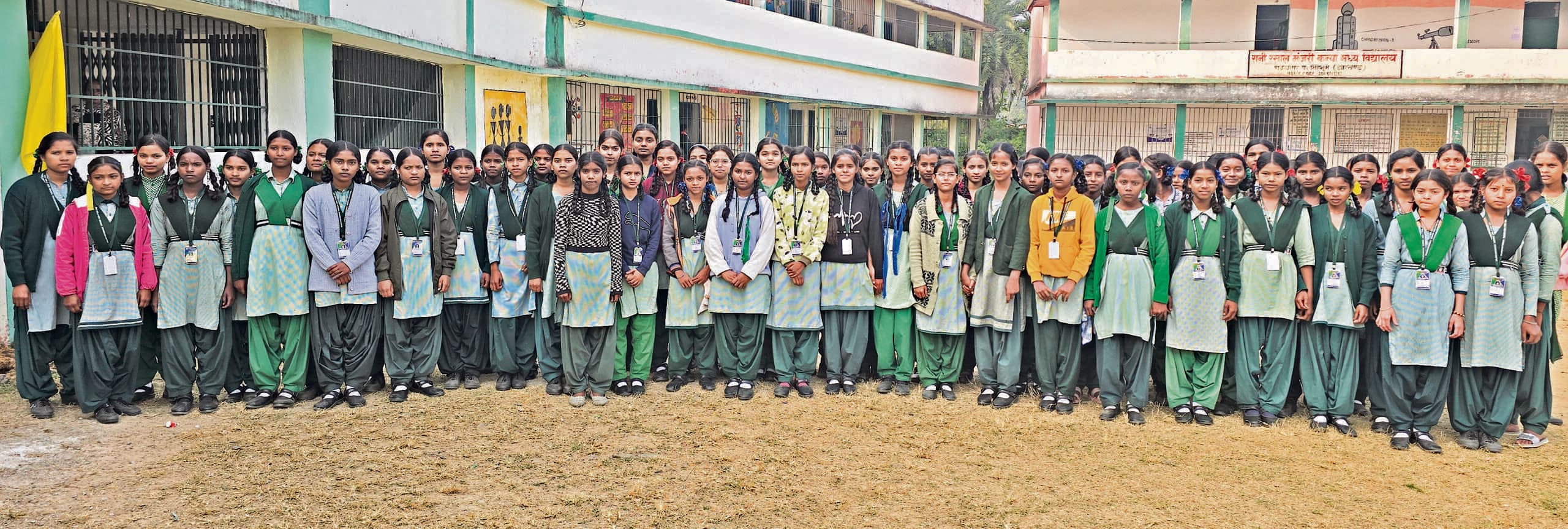 Chaibasa News : एक चापाकल व शौचालय के भरोसे 541 विद्यार्थी, घर से पानी लाते हैं बच्चे