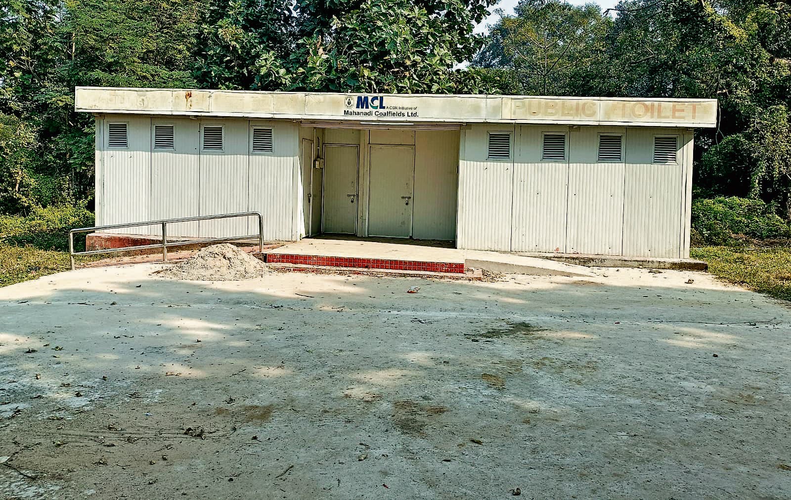 Rourkela News: बंडामुडा रेलवे स्टेशन के बाहर बना सार्वजनिक शौचालय चार साल से बंद