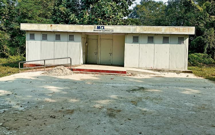 Rourkela News: बंडामुडा रेलवे स्टेशन के बाहर बना सार्वजनिक शौचालय चार साल से बंद