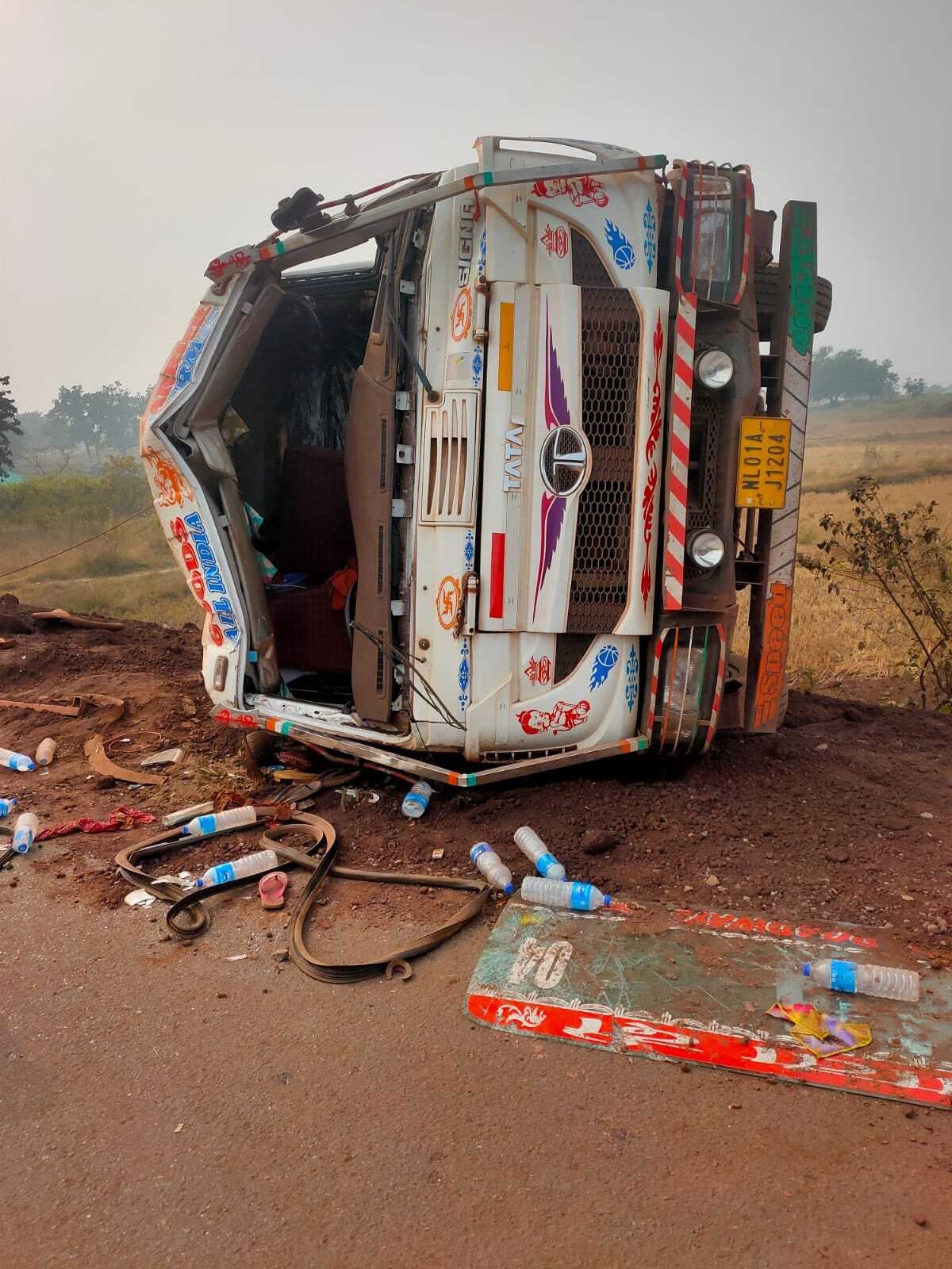 Chaibasa News : झींकपानी : अयस्क लदा ट्रेलर पलटा, चार महिलाएं गंभीर