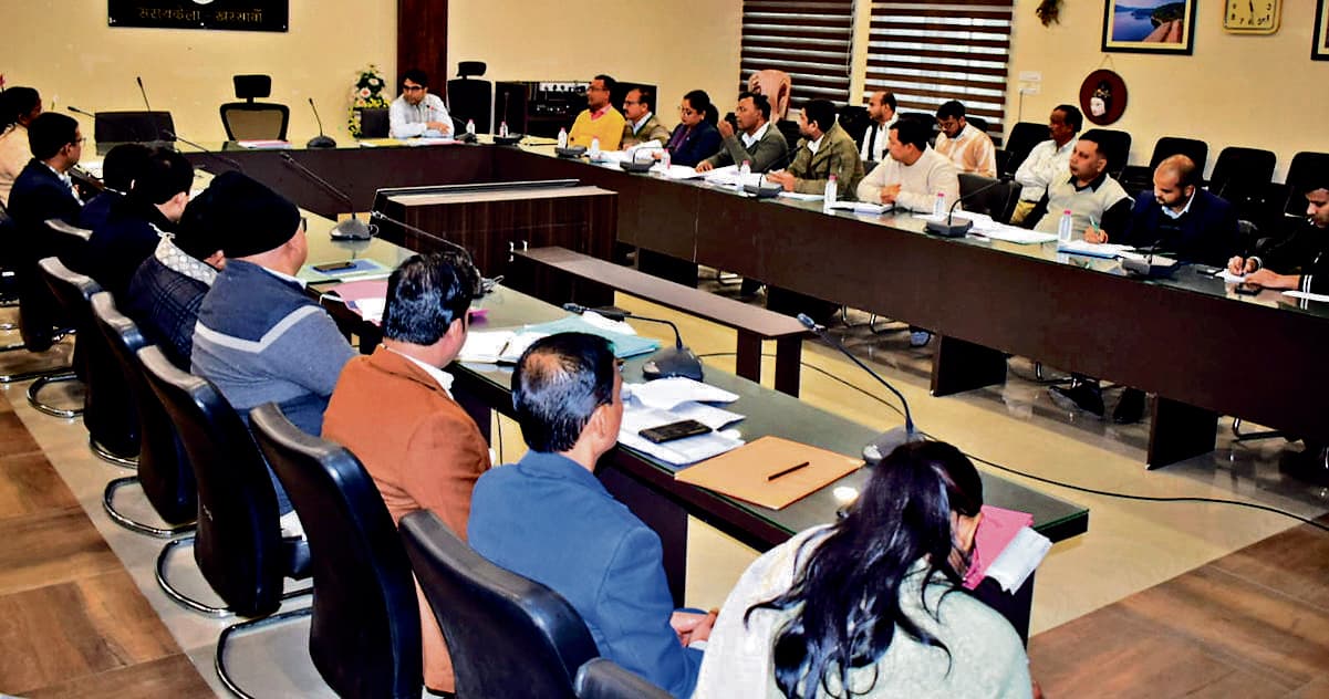 Seraikela Kharsawan News : विकास के लिए राजस्व संग्रह में और तेजी लायें