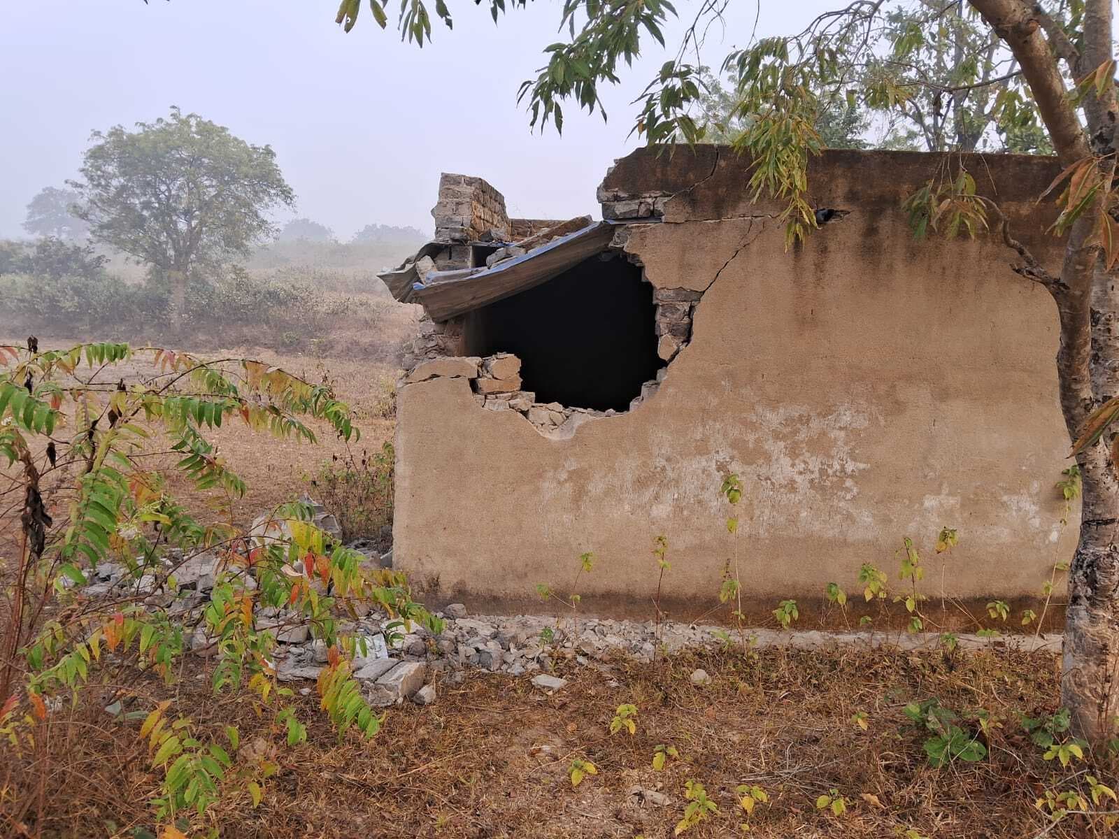 Chaibasa News : हाथियों ने हेस्सा सुरुनिया में पांच घरों को तोड़ा, खा गये अनाज