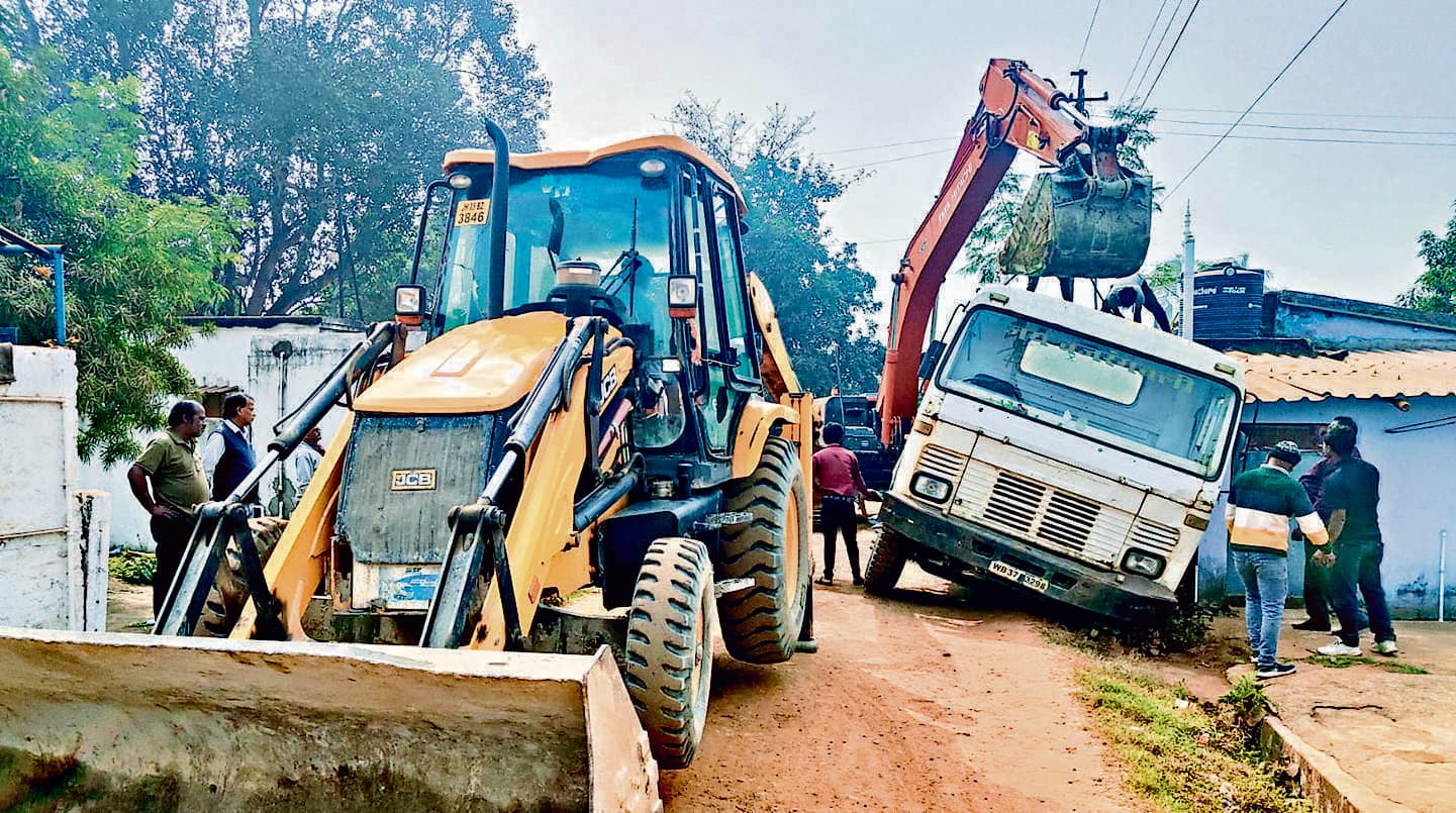 East Singhbhum News : कैनाल निर्माण में लगा वाहन धंसा, घर ढहने से बचा