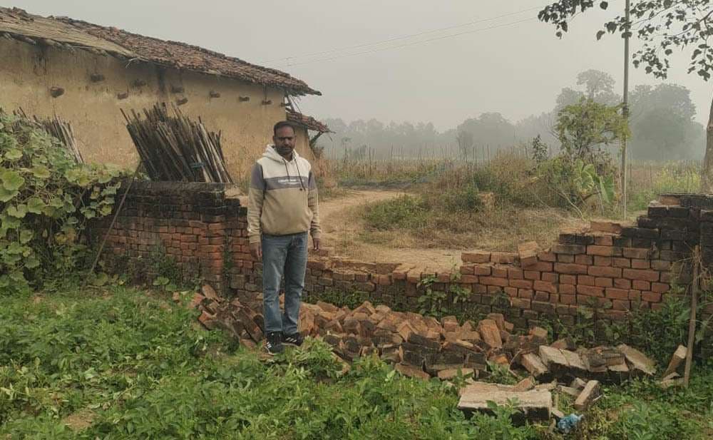 हाथी ने चहारदीवारी तोड़ी, फसलों को किया बर्बाद
