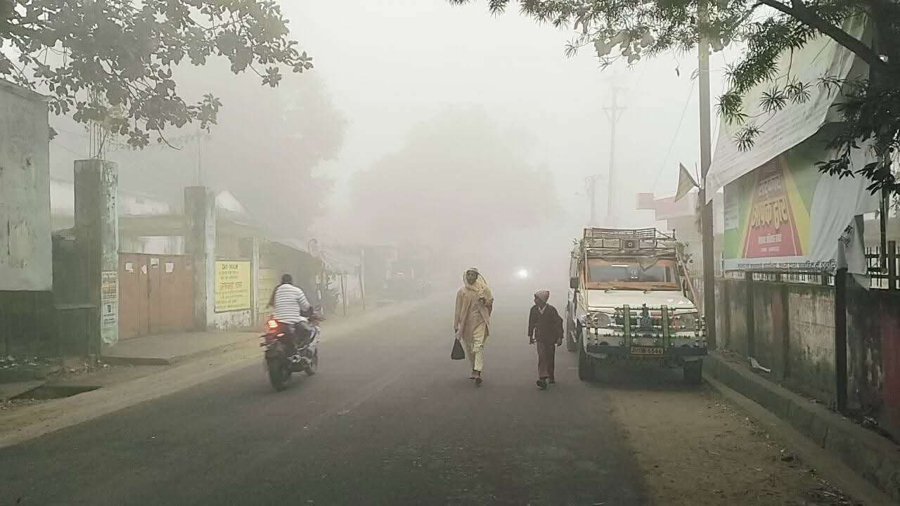 घना कोहरा व कड़ाके की ठंड से हाल बेहाल, घरों में दुबके रहे लोग