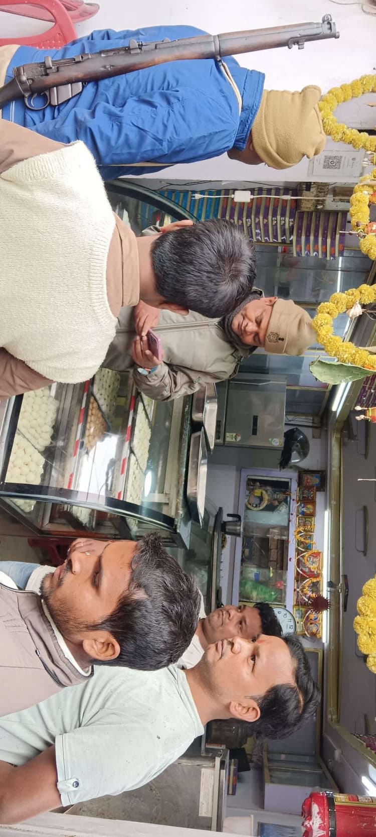 मिठाई दुकान में असामाजिक तत्वों ने की तोड़फोड़ व मारपीट