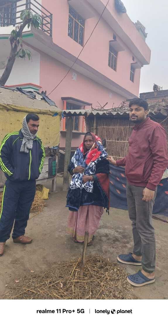 ठंड से बचाव के लिए जरूरतमंदों के बीच बांटा गया कंबल