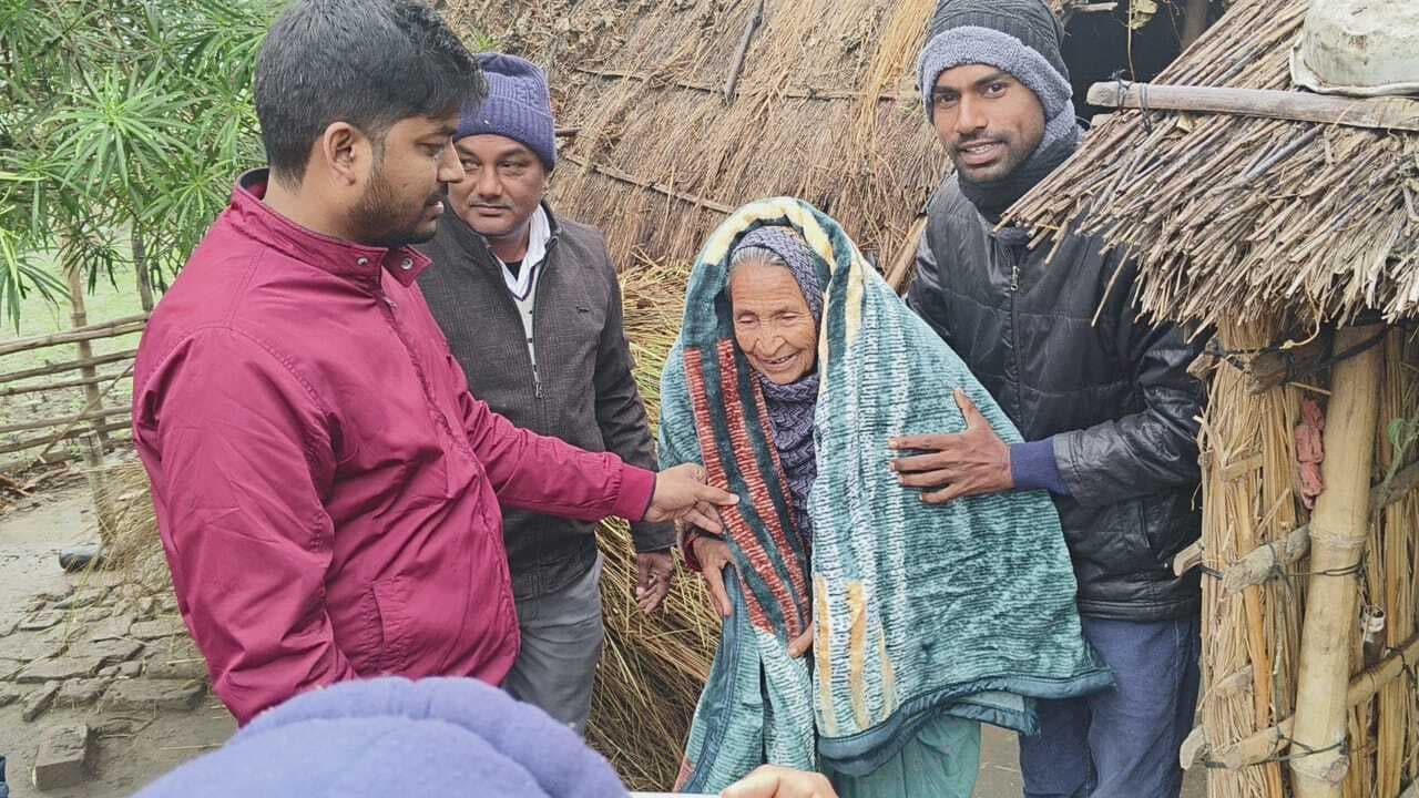 पंचदेवरी में बीडीओ ने बांटा कंबल, जरूरतमंदों के खिल उठे चेहरे