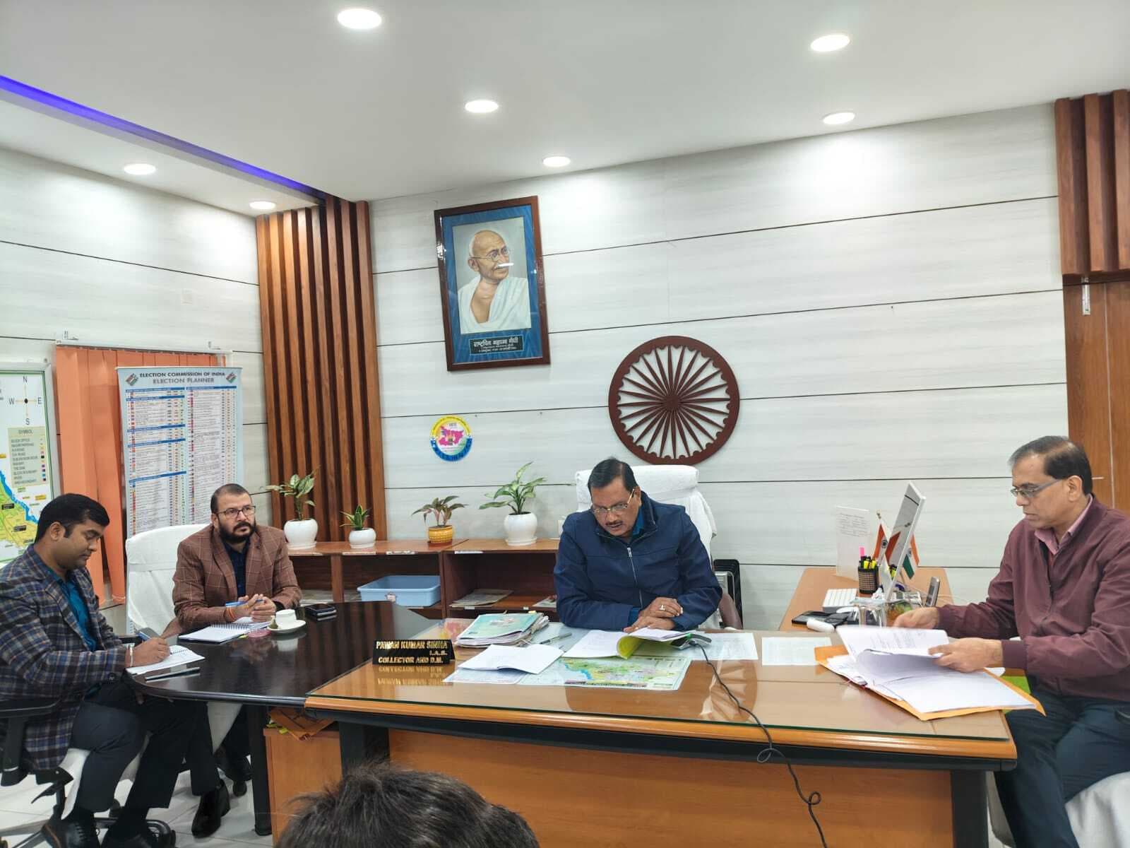 आवारा कुत्तों को पकड़ने के लिए जिला प्रशासन ने बनायी रणनीति, डीएम ने सभी बीडीओ व सीओ को भी दिये नियमों के अनुसार कार्रवाई का आदेश