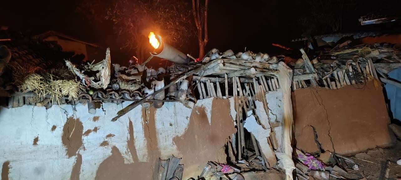 Dhanbad News : हाथियों के झुंड ने पश्चिमी टुंडी के दलूगोड़ा में घर तोड़ा, 10 मन धान भी कर गये चट