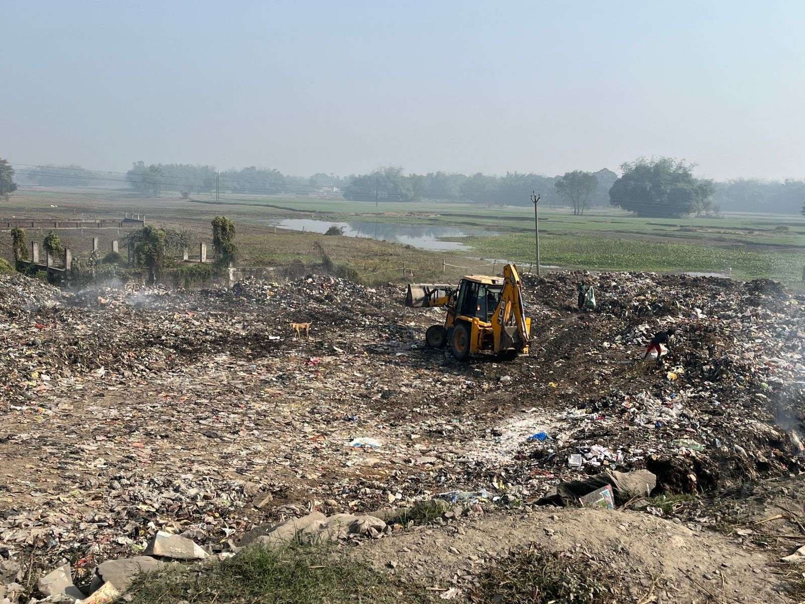 दिल्ली के एआइक्यू से भी नहीं ले रहे सीख, शहर का कचरा जहां-तहां फेंक जला फैला रहे प्रदूषण