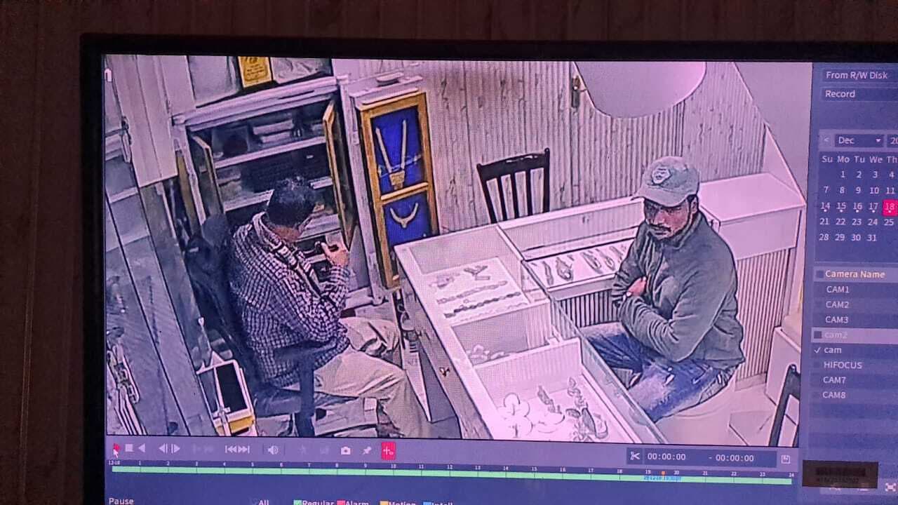 ज्वेलरी दुकान पर उपभोक्ता बन कर आये चोर ने उड़ाये लाखों के जेवरात