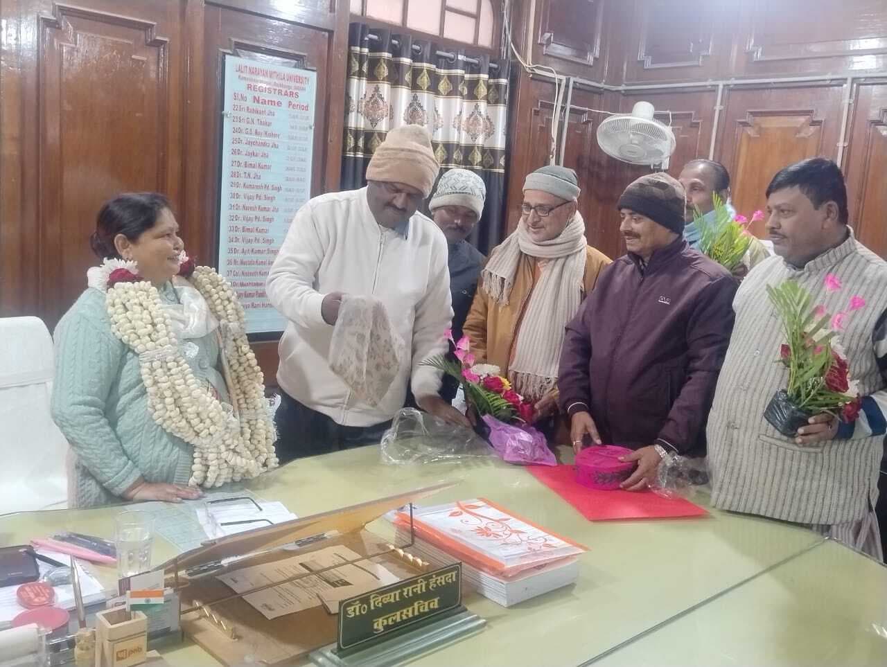 Darbhanga  : कर्मचारी संघ ने कुलसचिव को किया सम्मानित