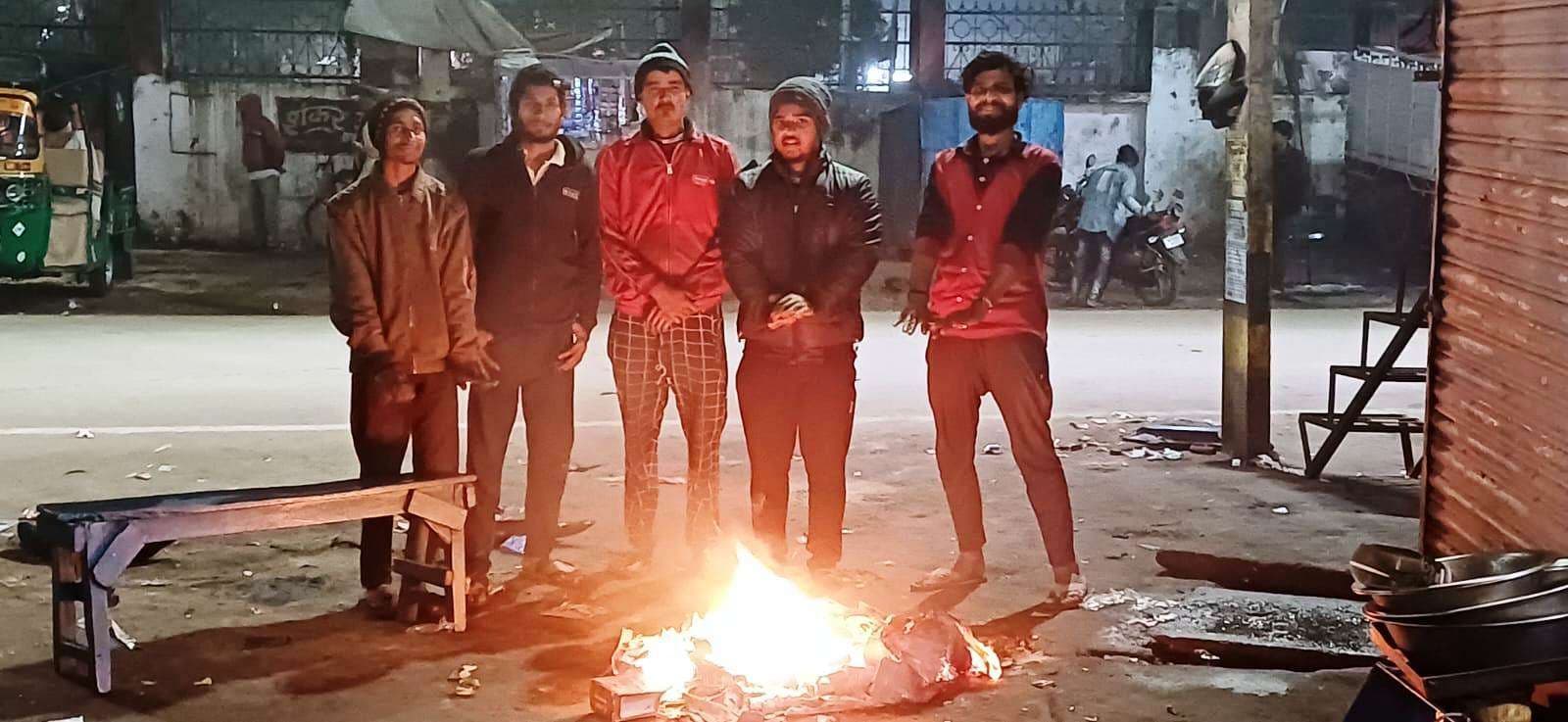 ठंड व शीतलहर ने जिंदगी की रफ्तार पर लगायी ब्रेक, राहत को ले जतन कर रहे लोग