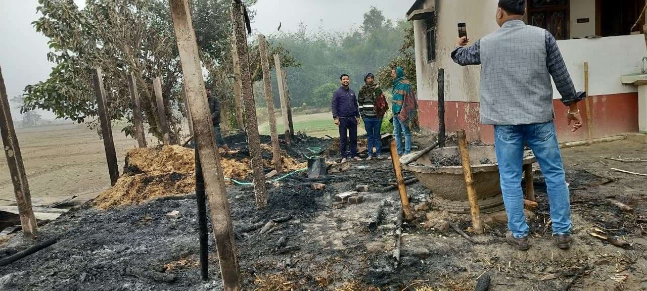 नितेन्दर गांव में आग लगने से घर जला, आधा दर्जन मवेशी की मौत