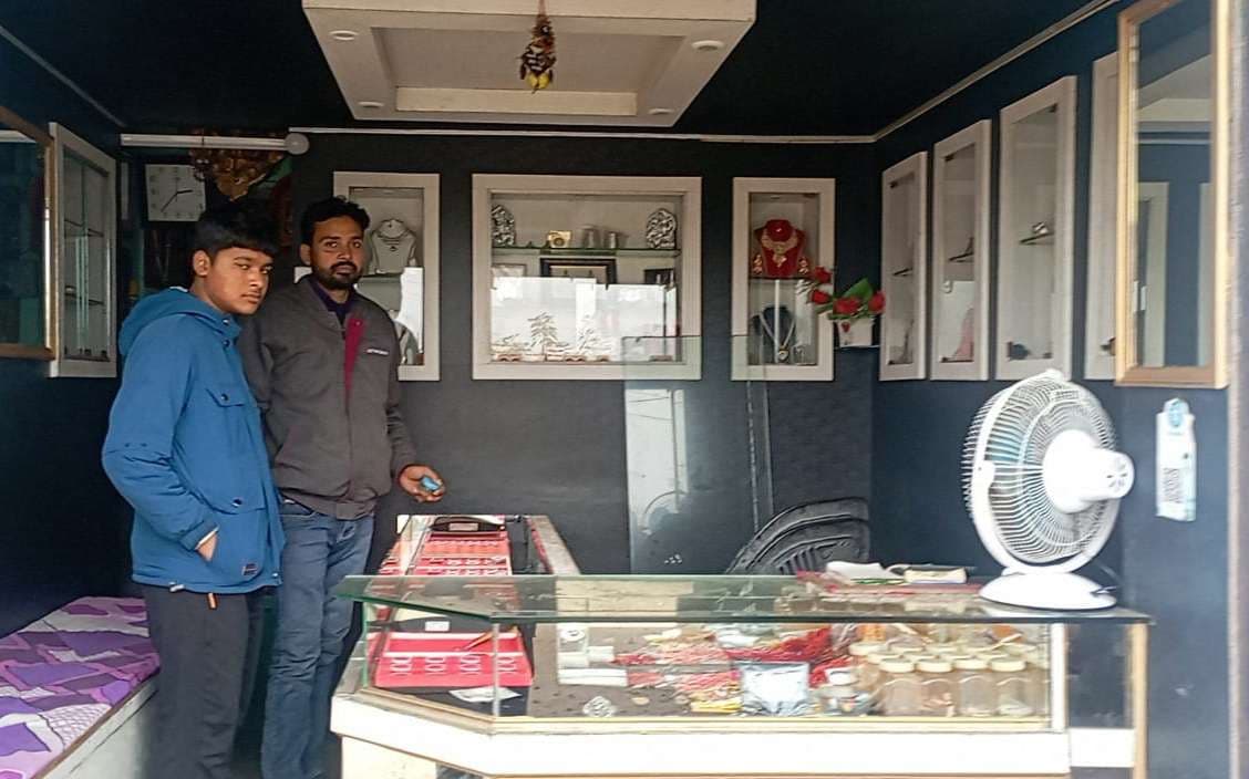 ज्वेलरी दुकान का शटर तोड़ साढ़े चार लाख के आभूषण की चोरी