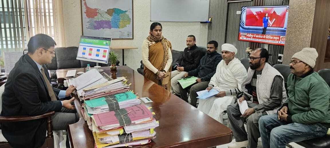 जनता दरबार में 47 मामलों की सुनवाई, कई शिकायतों का तत्काल समाधान