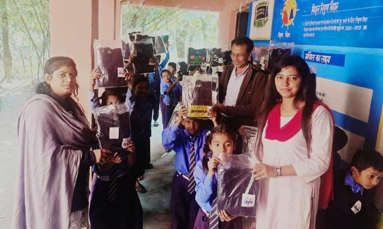 विद्यालय के निपुण बच्चों को मिला ठंड में स्वेटर