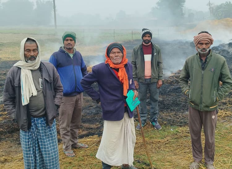 चार किसानों को धान का बोझा व पुआल जलकर राख, लाखों की क्षति