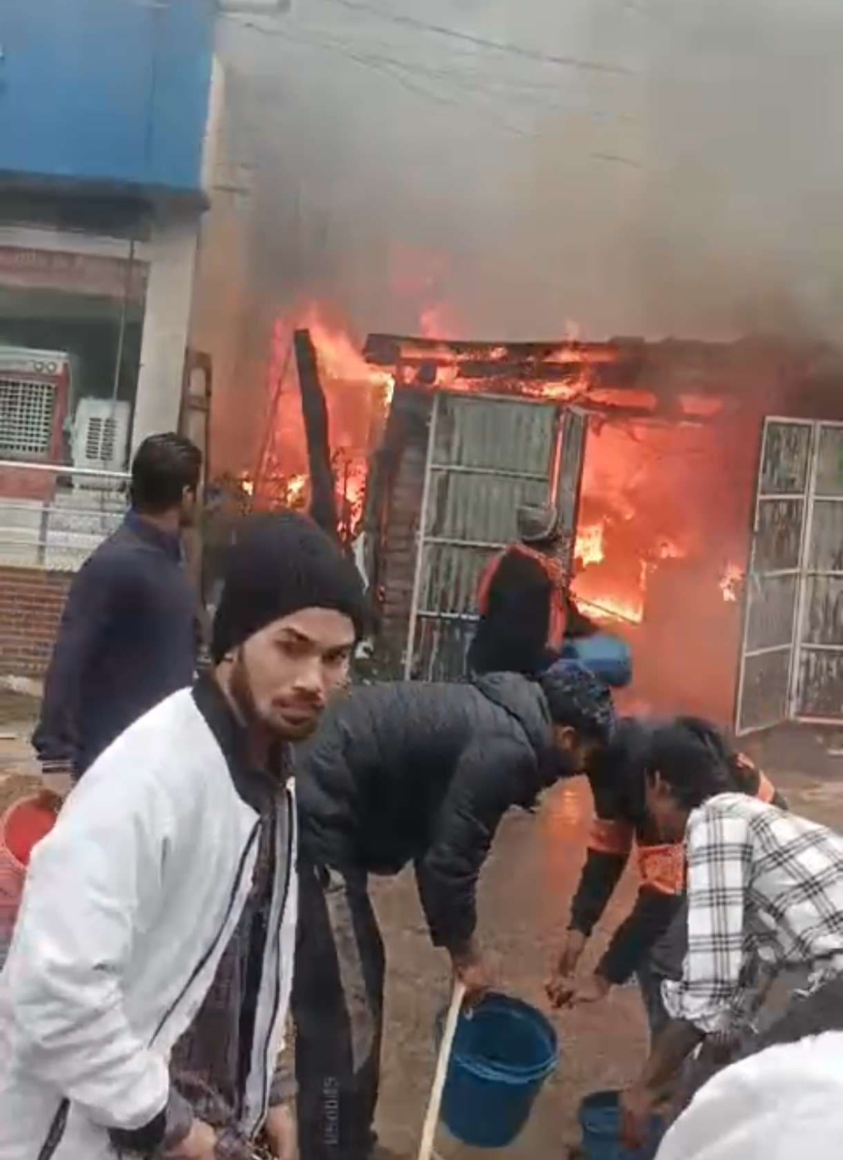 आग लगी में चाय दुकान जलकर राख